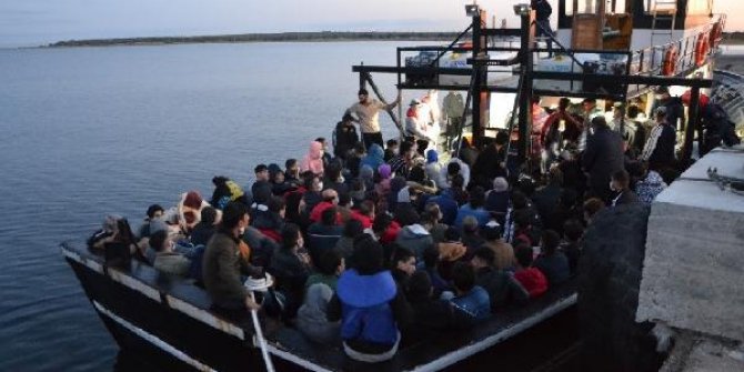 Bozcaada açıklarında, teknede 144 kaçak göçmen yakalandı