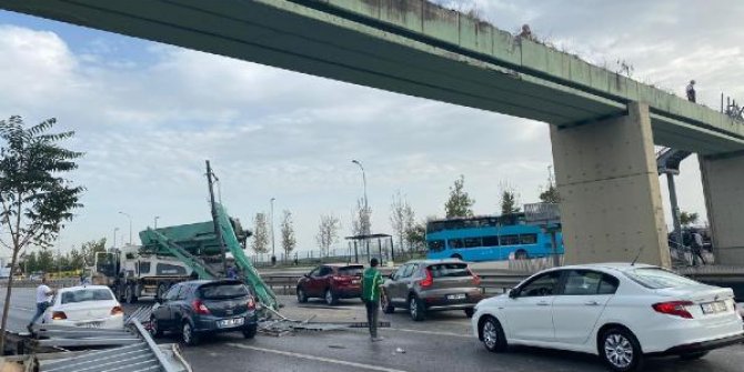 Kartal D-100'de vinç üstgeçitteki reklam panosunu devirdi-1