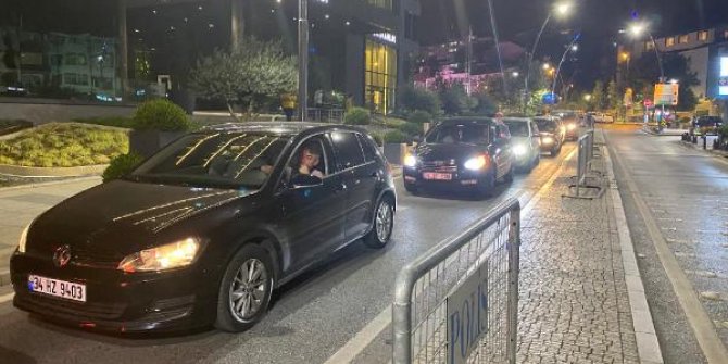 Üsküdar'da kapalı otoparkta dolu kuyruğu