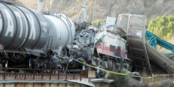 Yozgat'ta 2 yük treni çarpıştı; 2 makinist yaralandı