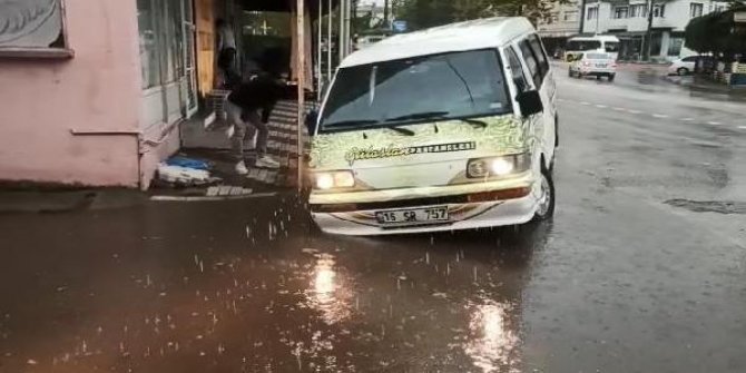 Bursa'da şiddetli yağış hayatı olumsuz etkiledi