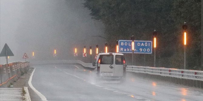 Bolu Dağı'nda sağanak ve sis etkili oluyor
