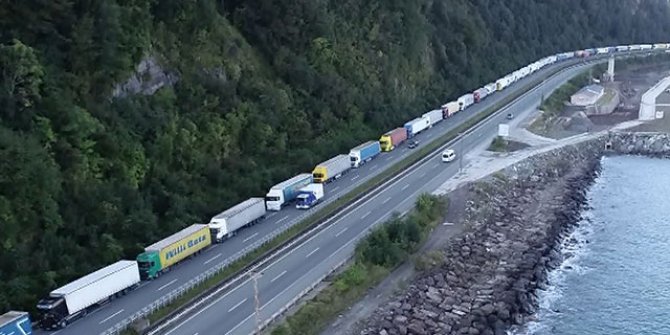 Ermeni köylerinde saldırıya uğrayan Türk TIR'ları Sarp'a yöneldi, kuyruk arttı