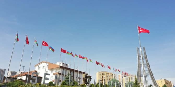 Anıt Bayrak Park bayraklarla donatıldı