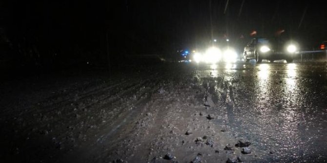 TEM yoluna toprak kaydı, kilometrelerce araç kuyruğu oluştu