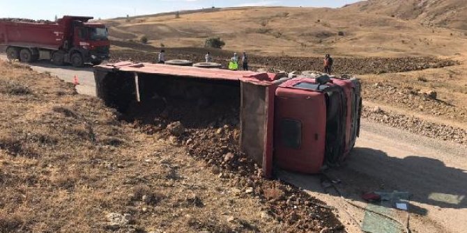 Sivas'ta toprak yüklü kamyon devrildi, şoför yaralandı