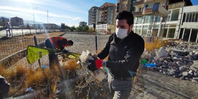 Ağrı Belediye Başkanı Sayan, işçilerle çöp topladı