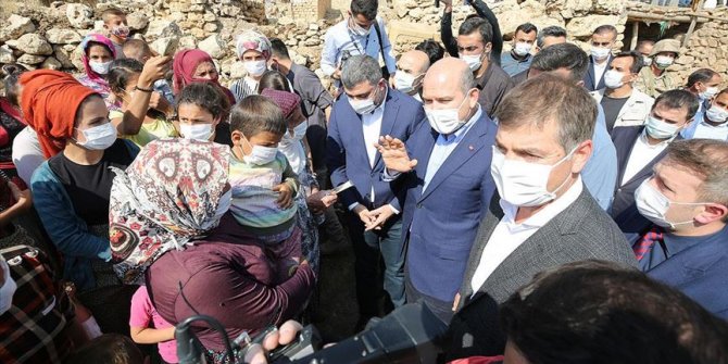 İçişleri Bakanı Soylu darbedilen mevsimlik tarım işçilerini ziyaret etti