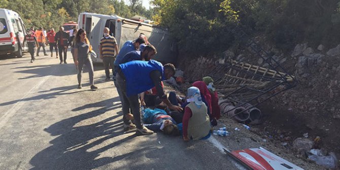 Mersin'de tarım işçisi taşıyan midibüs devrildi: 1 ölü, 28 yaralı