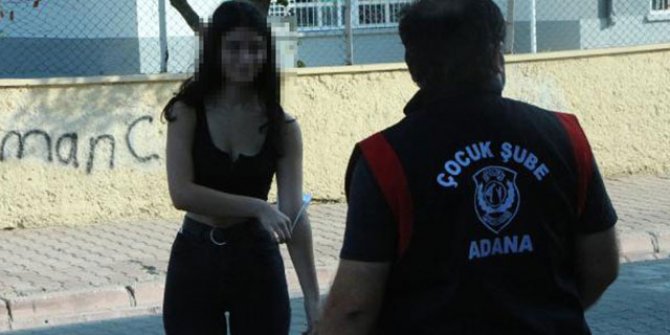 Maskesi kolunda olan genç kız, polisleri görünce yolunu değiştirdi