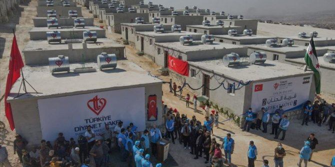 Hayırseverlerin desteğiyle İdlib'de yapılan 600 konut ailelere teslim edildi