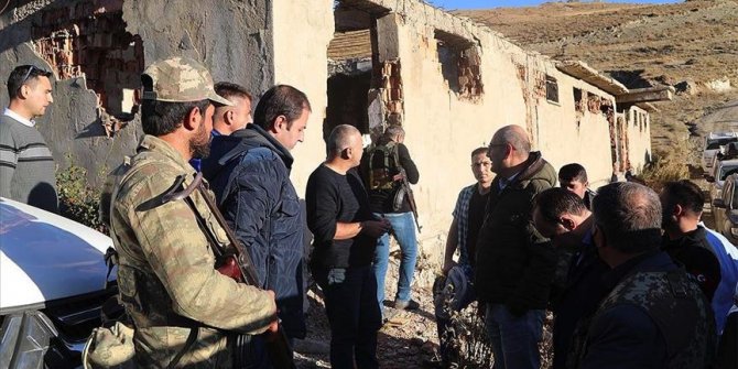 Kardeşinin şehit düştüğü mevziyi ziyaret eden kaymakam duygusal anlar yaşadı