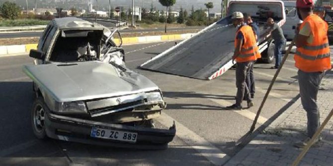 Lastiği patlayan otomobil traktöre çarptı: Sürücü öldü, babası ağır yaralı"