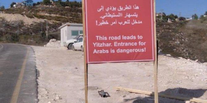 İsrailli yetkililer işgal altındaki Batı Şeria’daki yola ırkçı tabela koydu