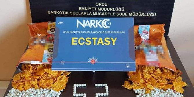 Cips paketlerine sakladıkları uyuşturucu haplarla otobüste yakalandılar