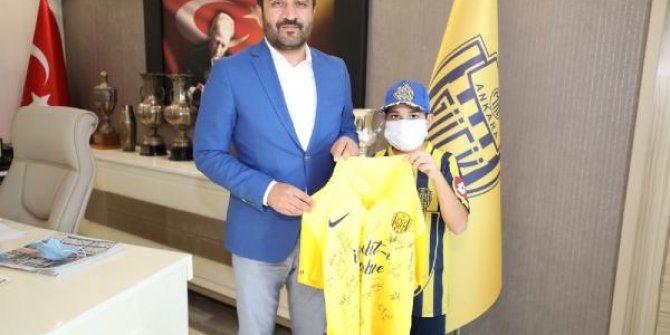 MKE Ankaragücü Başkanı Fatih Mert'ten minik taraftara hediye forma