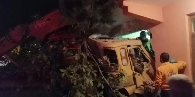 Freni boşalan vinç, eve girdi: 4 yaralı