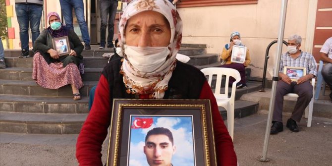 Diyarbakır annelerinden Teker: Oğlum gelene kadar buradan kalkmayacağım