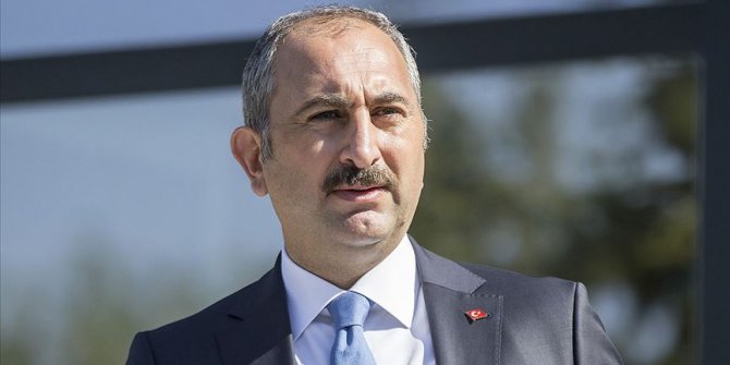 Adalet Bakanı Gül: Vesayet çağrışımlarını ortaya çıkaracak söylemlerden başta hukukçuların kaçınması lazım