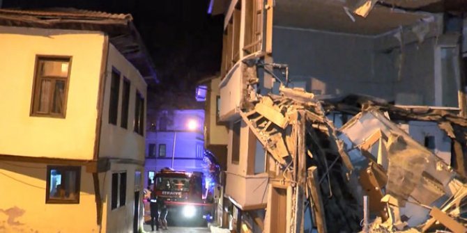 Bursa'da 100 yıllık tarihi bina çöktü
