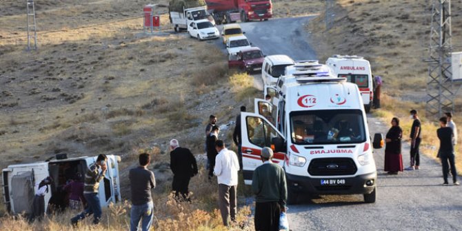 Malatya'da işçi servis midibüsü şarampole devrildi: 14 yaralı