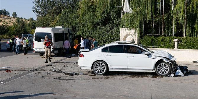 Şanlıurfa'da işçi servisi ile otomobil çarpıştı: 15 yaralı