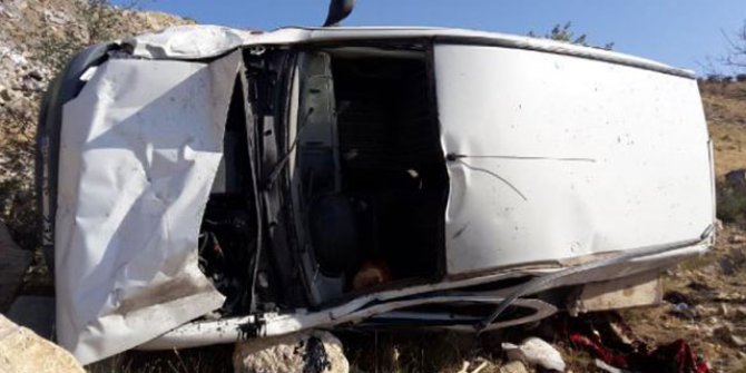 Hafif ticari araç şarampole devrildi: 3 yaralı