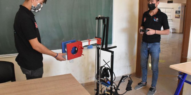 Hastalarla teması azaltmak için, ilaç dağıtan robot geliştirdiler