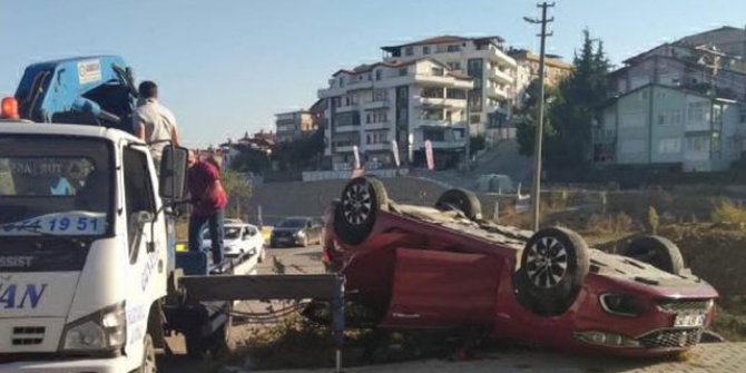 Kavşakta iki otomobil çarpıştı