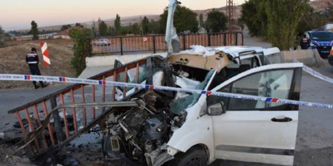 Hafif ticari araç demir korkuluklara çarptı: 1 ölü, 2 yaralı