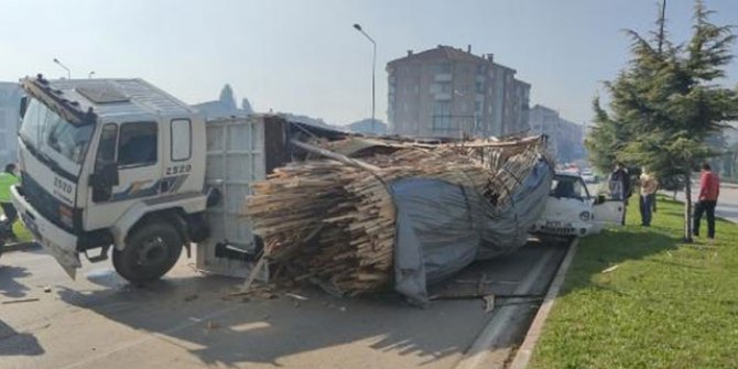 Ağaç yüklü kamyon, kamyonetin üzerine devrildi