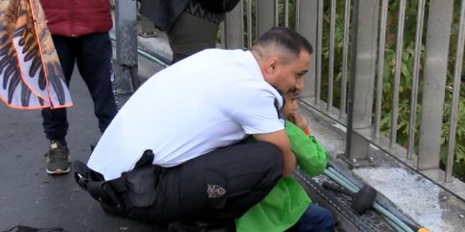Zeytinburnu'nda üst geçitteki su giderine ayağı sıkışan çocuğu itfaiye kurtardı