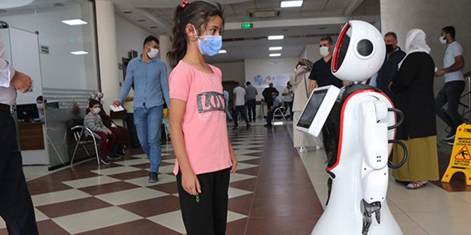 Batman'da koronavirüs uyarısı robot 'Mini Ada'dan