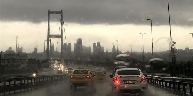 İstanbul'un bazı ilçelerinde yağış etkili oluyor