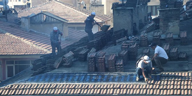 Diyarbakır'da, 5 katlı apartmanın çatısında tehlikeli çalışma