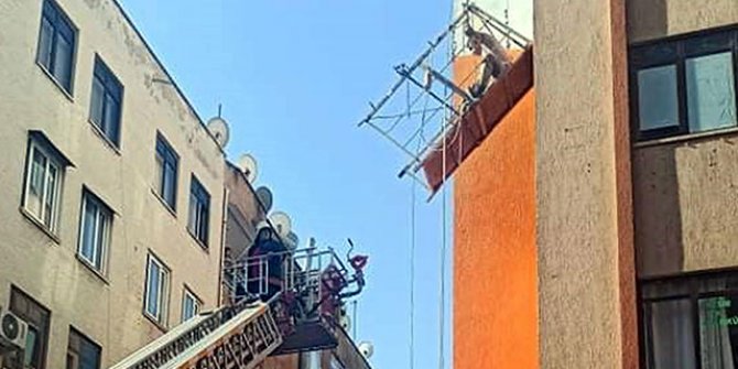 İskele halatı koptu, işçi, emniyet kemeri sayesinde kurtuldu