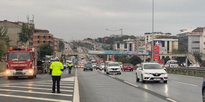 Pendik D-100 Karayolu'nda otomobil alev alev yandı