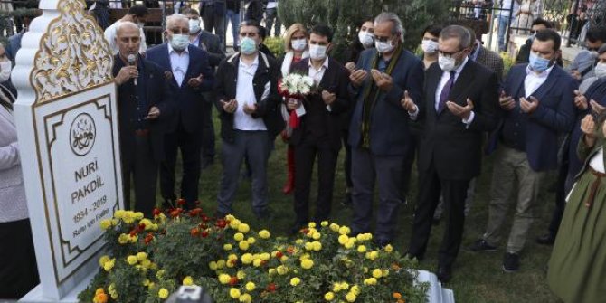 Nuri Pakdil, mezarı başında anıldı