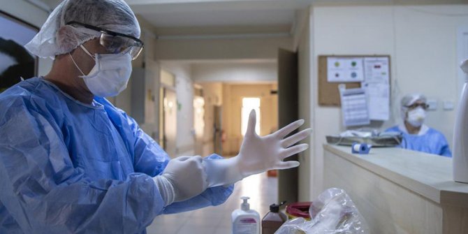 Maskesiz doktor, 100’den fazla kişiye Koronavirüs bulaştırdı