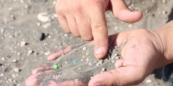 'Plastik ham maddesi sahil kumlarına karıştı; bir avuç kumda 200 tane var'