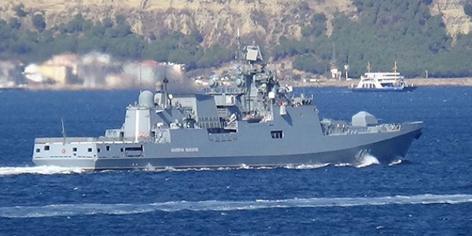 Rus savaş gemisi 'Admiral Makarov', Çanakkale Boğazı'ndan geçti