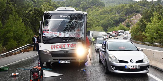 Antalya'da 6 araç birbirine girdi: 6 yaralı