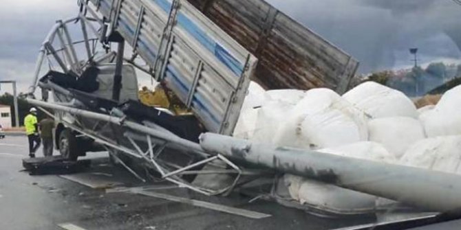 Damperi açılan kamyon, yön tabelasını yıktı