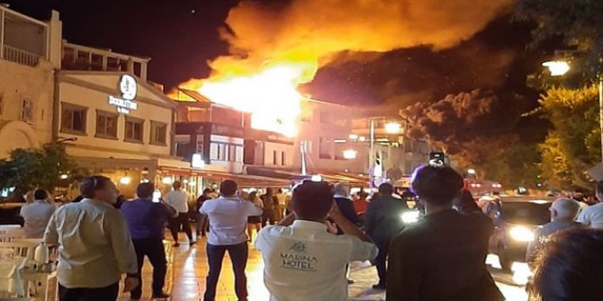 Bodrum'da çıkan yangın korkuttu; toplanan meraklı kalabalık cep telefonlarına sarıldı