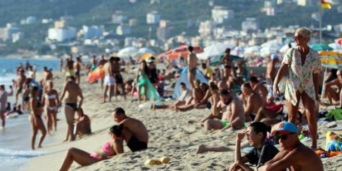 Alanya'da sahiller yaz aylarını aratmadı