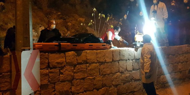 Başını taşla ezdiği komşusunu tepeden attı, ceset gözükmesin diye üzerini taş ve otla kapattı