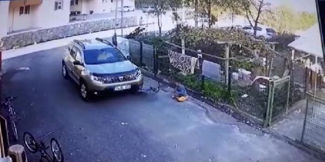 Cipiyle çocuğun yere bıraktığı bisikletin üzerinden geçti