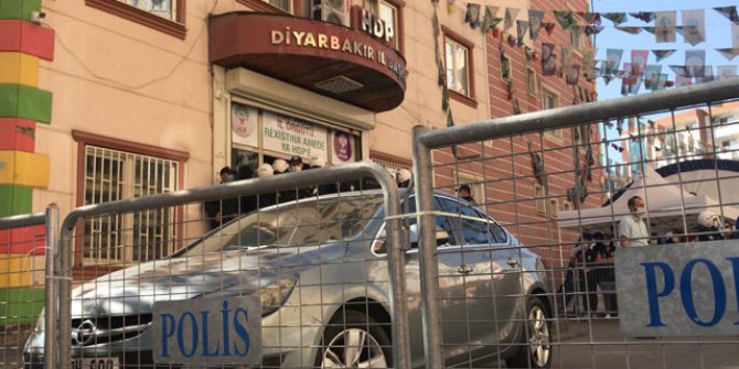 Ailelerin önünde oturma eylemi sürdürdüğü HDP il binasında polislerce arama yapılıyor