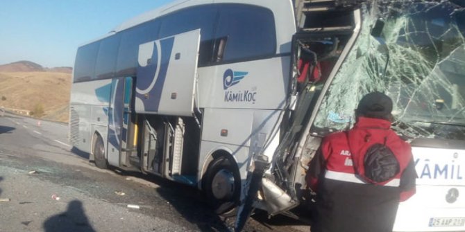 Sivas'ta yolcu otobüsü TIR'a arkadan çarptı: 6 yaralı