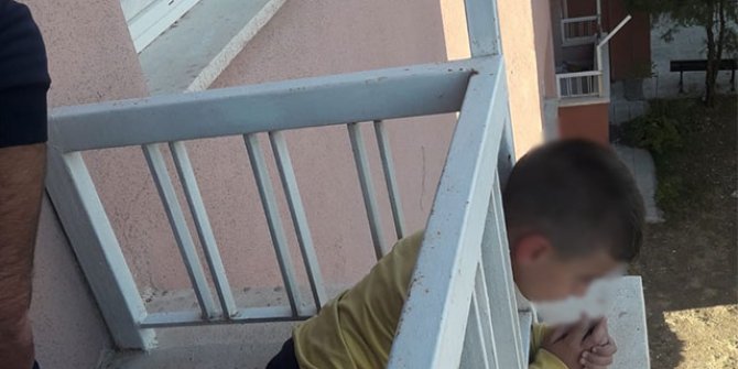 Başı, balkon demirine sıkışan çocuğu itfaiye kurtardı